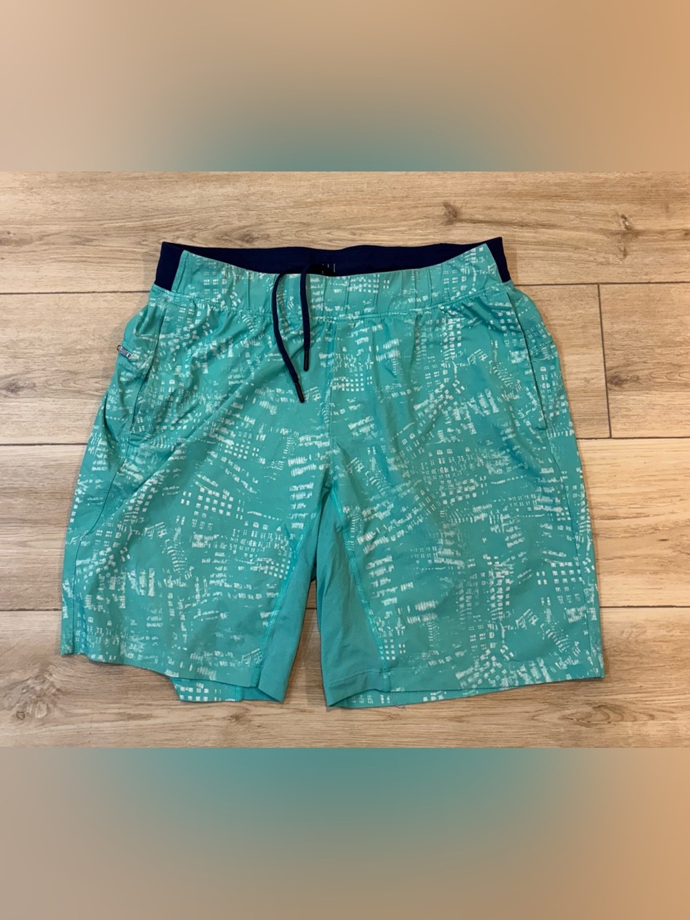 Lululemon Men's T.H.E. Athletic Shorts 9-inch Inseam Seafoam Green White Large L